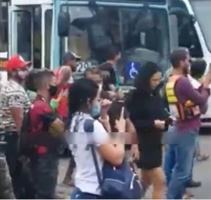 Roda de ônibus lotado se desprende no meio da rua em Manaus