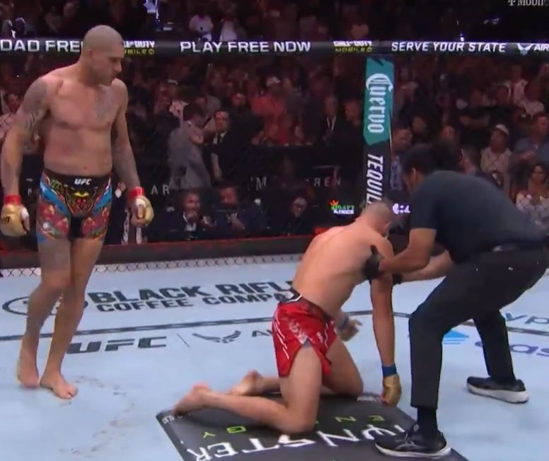 Brasileiro Alex Poatan massacra Jiri Prochazka com nocaute e garante cinturão no UFC