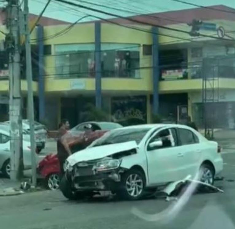 Acidente entre carros deixa homem ferido em avenida de Manaus