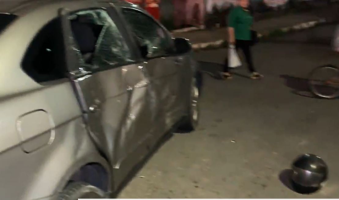 Mulher fica ferida em acidente violento entre carro e moto em Manaus