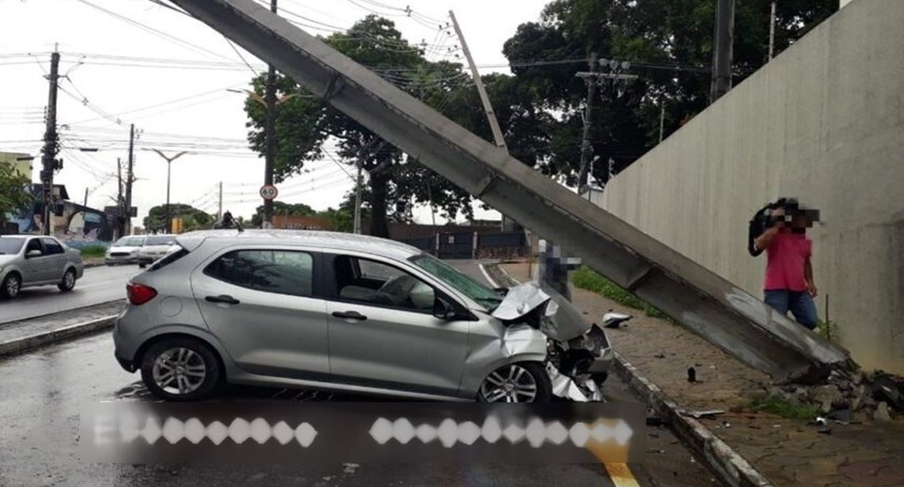 Carro 'arranca' poste e deixa trânsito caótico em Manaus