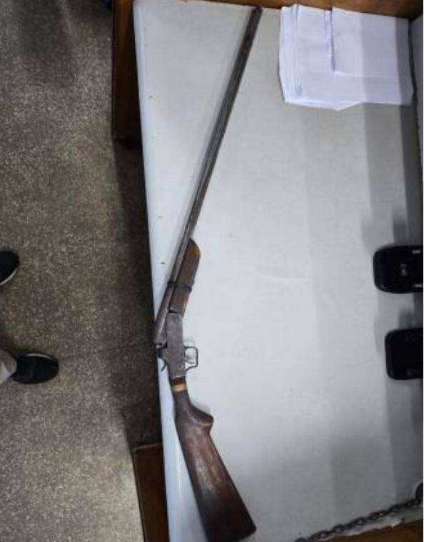 Marido e sogro são presos por agredirem e ameaçarem mulher com espingardas