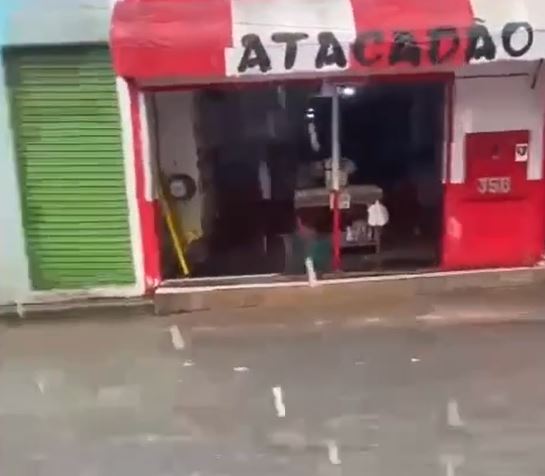 Chuva inunda rua e alaga comércios no Centro de Manaus, veja vídeo