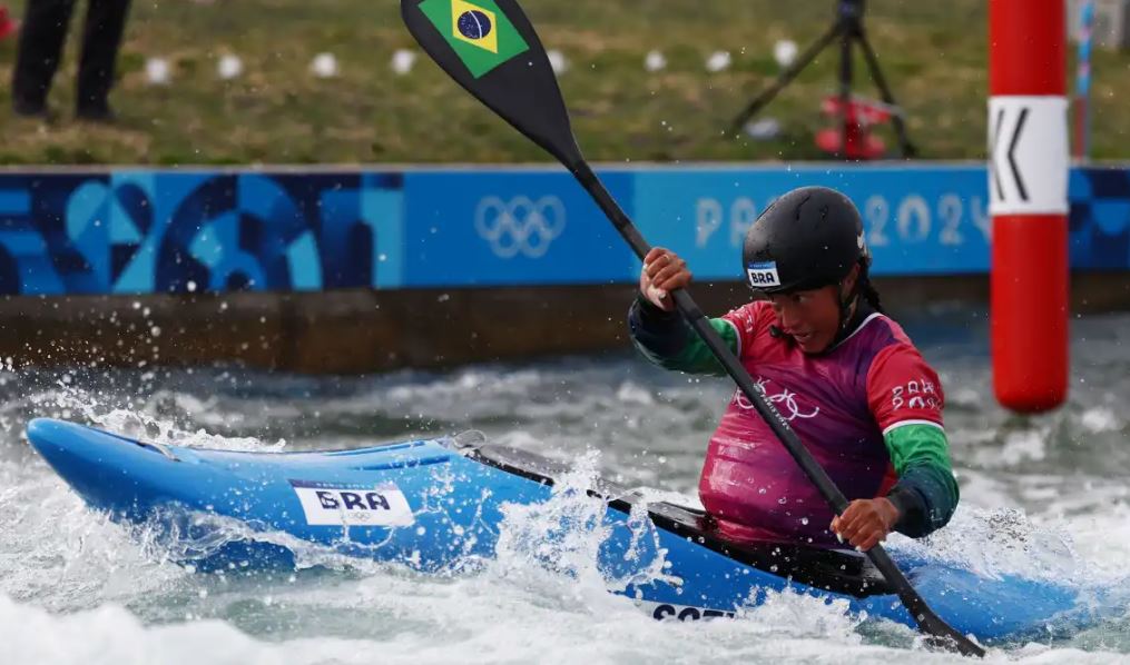Ana Sátila garante vaga nas quartas de final do caiaque cross 