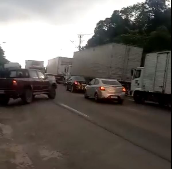 Manifestação bloqueia BR-174 e deixa estrada caótica no Amazonas