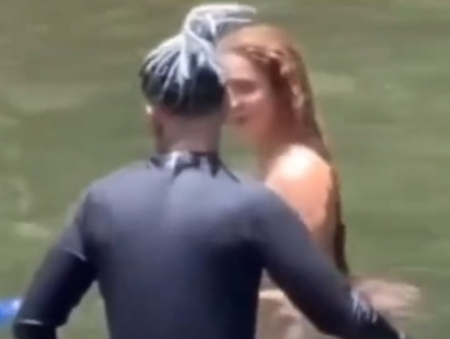 Shakira é flagrada em banho de rio com ex-noivo de Rosalía, Rauw Alejandro