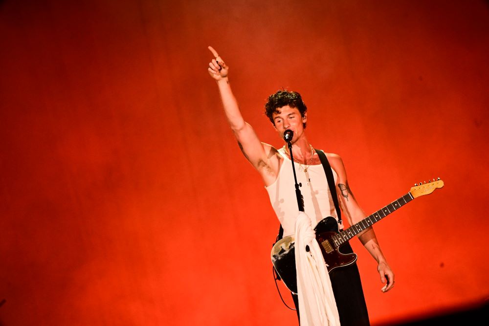 Shawn Mendes canta samba, tira camisa e abre o coração no Rock in Rio 