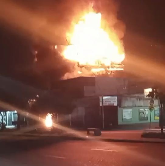 Incêndio destrói depósito em avenida de Manaus