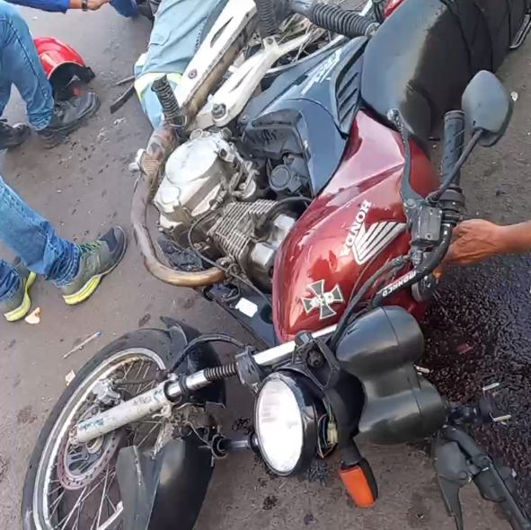 Acidente na frente de supermercado deixa homem ferido em Manaus