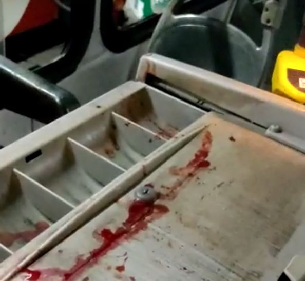 Criminosos esfaqueiam mãos de cobradora durante assalto a ônibus em Manaus