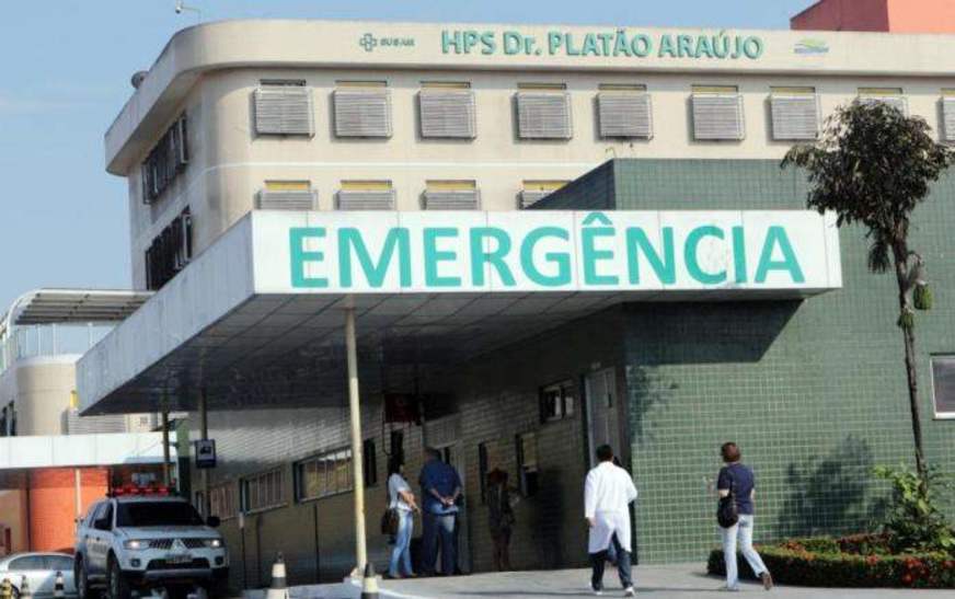 Jovem é deixado em hospital após levar várias facadas em Manaus