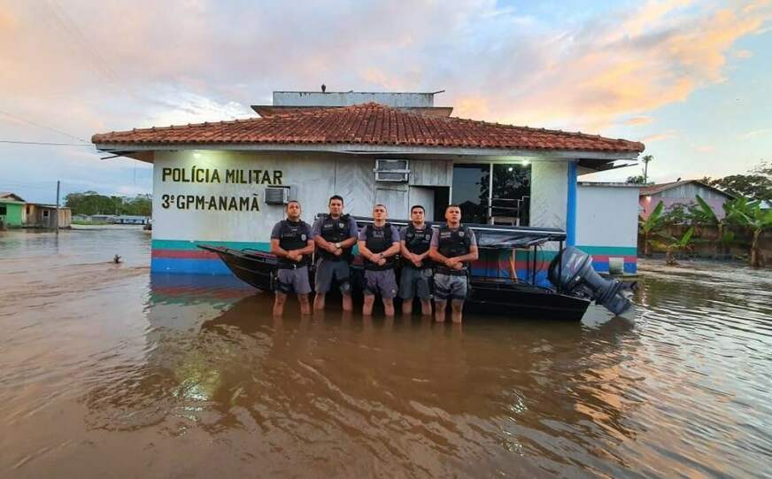 Delegacia é inundada pela cheia e presos são transferidos no Amazonas