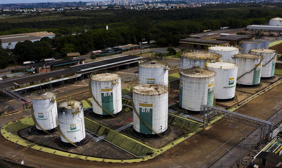 Gasolina e diesel estão mais baratos nas refinarias a partir de hoje