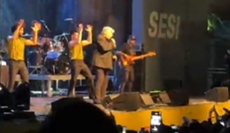 Sidney Magal passa mal durante show e é retirado do palco