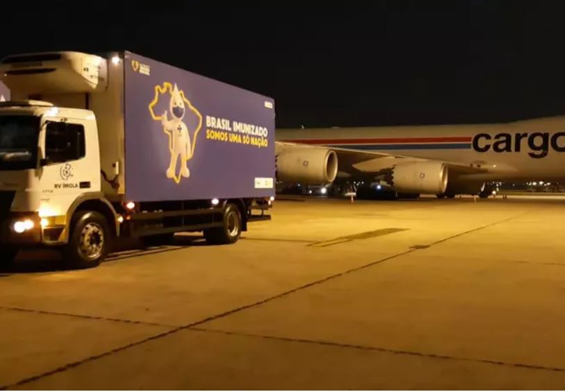 Carga de insumos para produção de vacinas da AstraZeneca chega ao Brasil