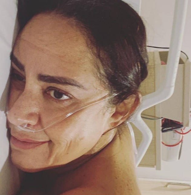 Silvia Abravanel se vacina contra covid após internação: 'me tremendo toda'