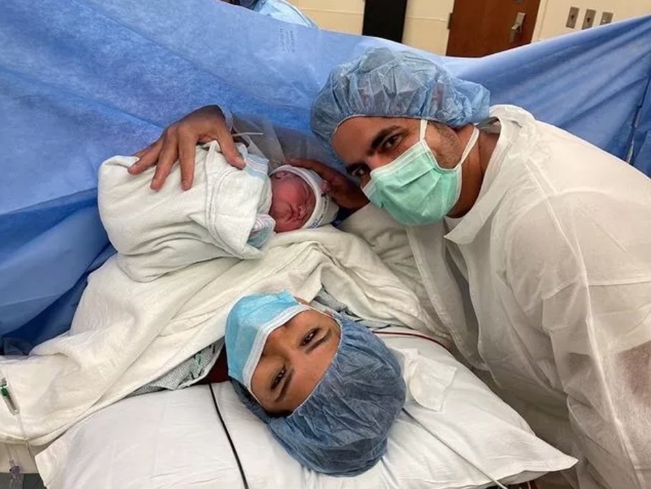 Simone e Kaká Diniz mostram foto da filha, Zaya