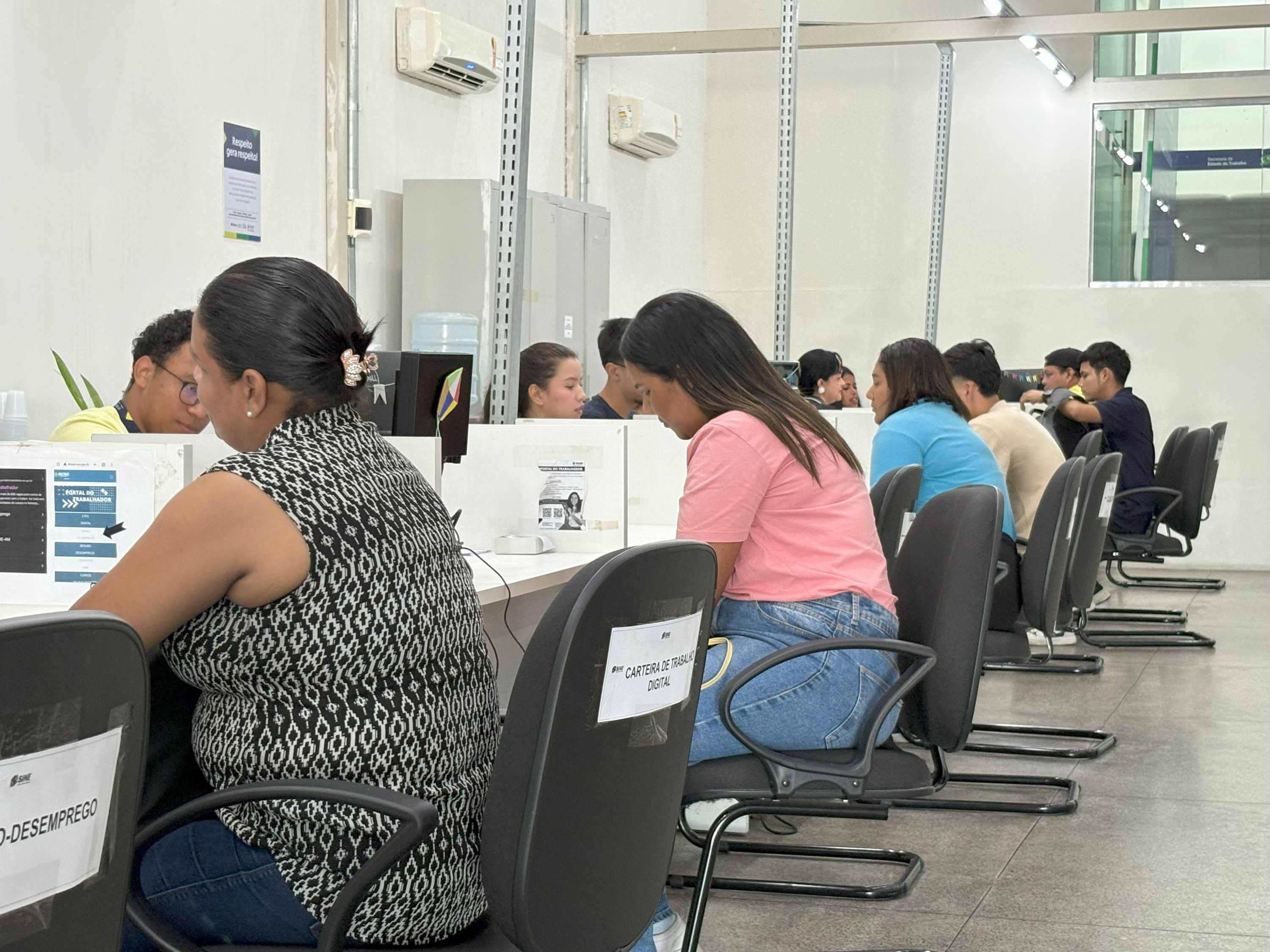 Recepcionista bilíngue e mais: veja vagas do Sine Amazonas para esta quinta