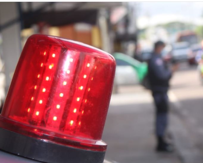 Homem se descontrola e ataca tio a facadas em avenida de Manaus