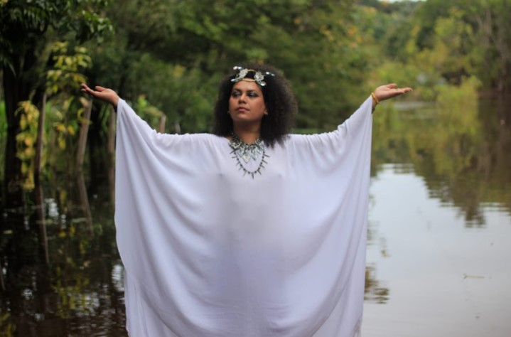 Em show intimista, cantor Sísi Rolim estrela live 'Flor que não se cheira'