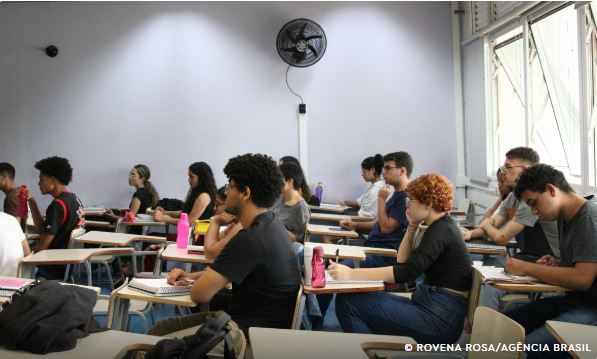 MEC abre inscrições para financiar cursinhos pré-enem gratuitos