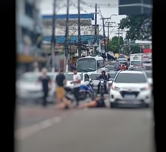 Acidente com dois feridos paralisa avenida Djalma Batista em Manaus