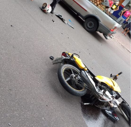 Homem fica ferido após motocicleta invadir contramão em avenida de Manaus