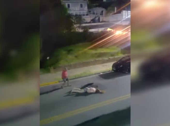 Mulher desmaia após ser atacada com tacho por amigo no meio da rua