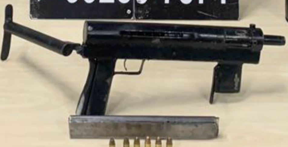 Homem é preso com submetralhadora a caminho de ataques em Manaus