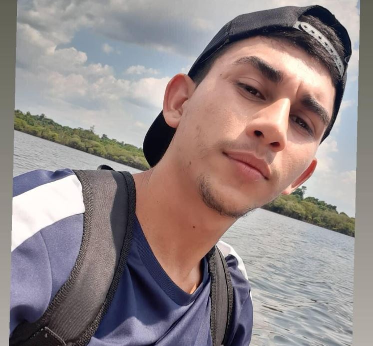Jovem morre ao ter moto arrastada por carro em cruzamento em Manaus 