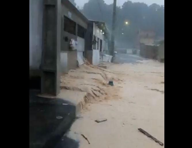 'Cachoeira de lama' invade casas e deixa moradores desesperados em Manaus