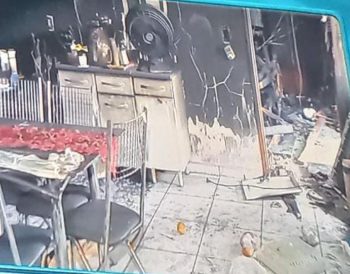 Homem surta com fim do casamento e incendeia casa da ex em Manaus
