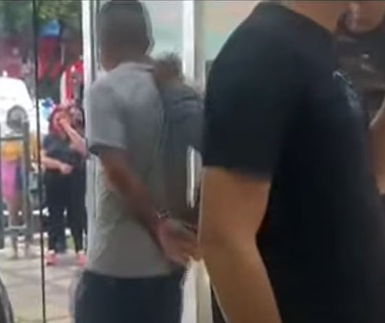 Com arma de brinquedo, dupla faz clientes e funcionários reféns em Manaus