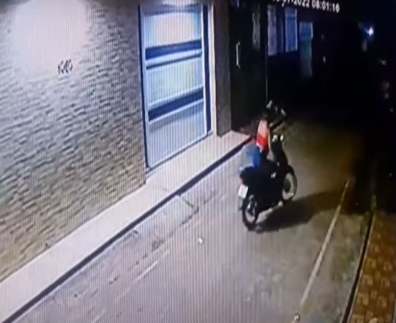 Mulher é flagrada roubando motocicleta da frente de casa no Amazonas