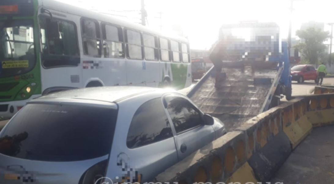 Carro fica destruído ao atingir barreira de concreto em avenida de Manaus