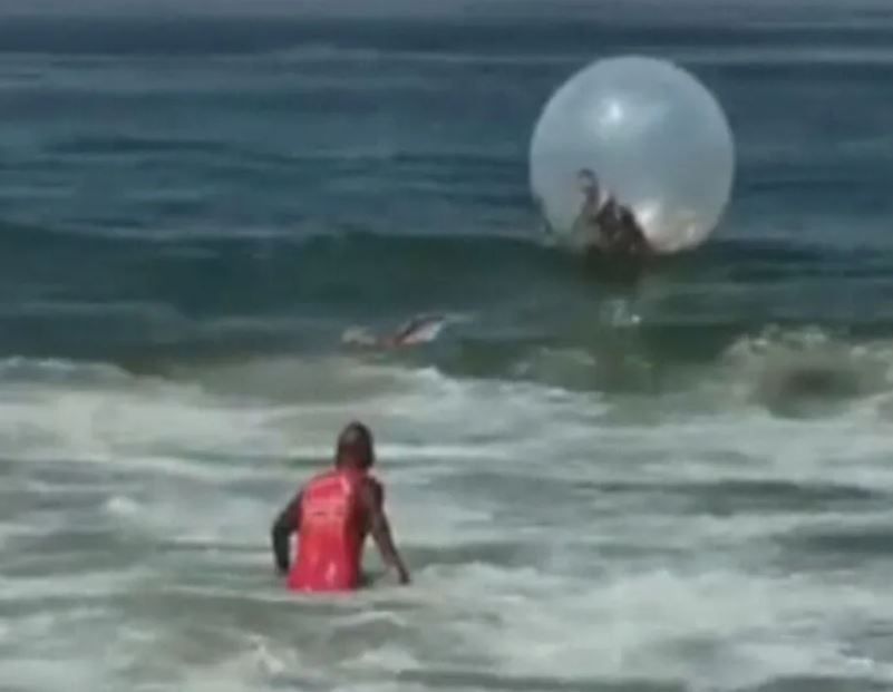 Casal é resgatado após ficar à deriva em bolha inflável dentro do mar