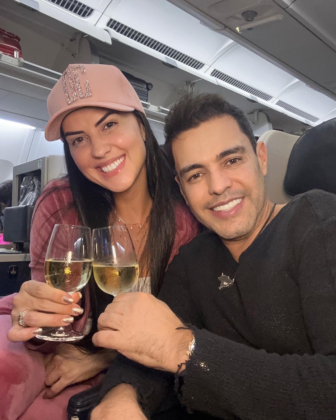 Passageiro morre durante voo com Zezé Di Camargo e Graciele Lacerda