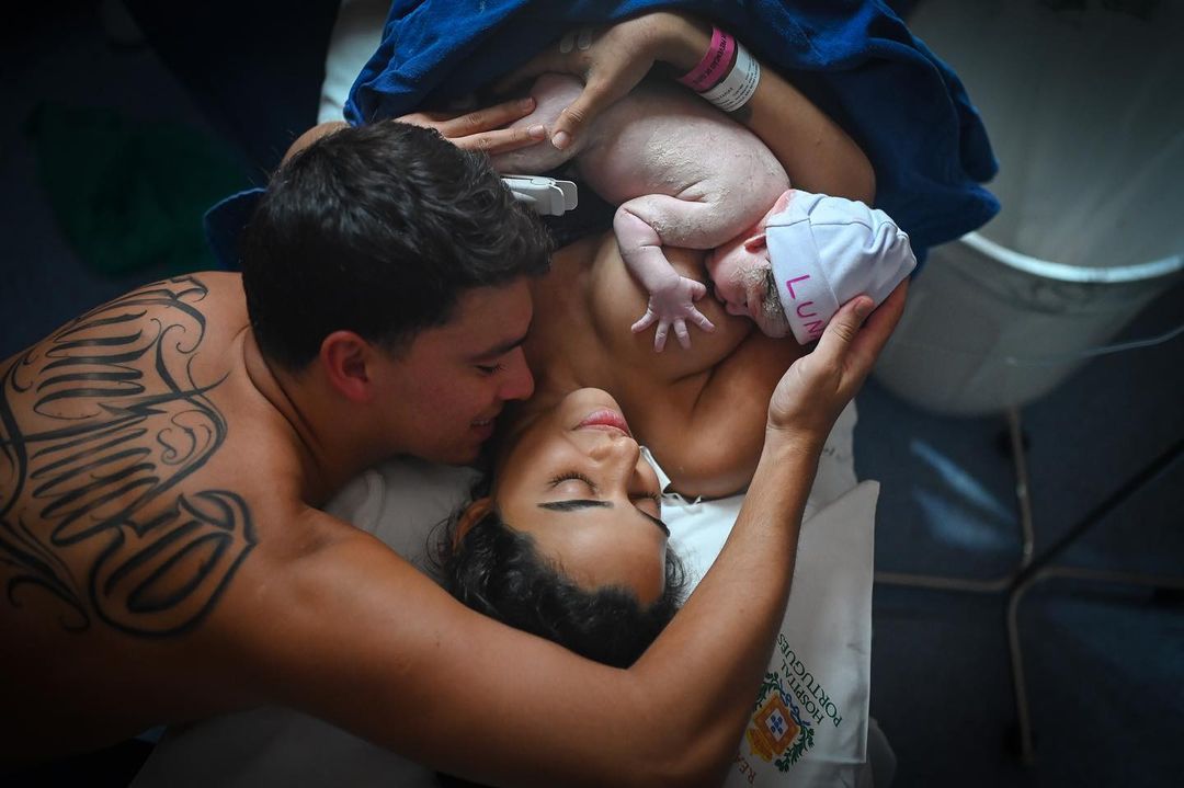 Mirella Santos posta primeiras fotos com a filha Luna