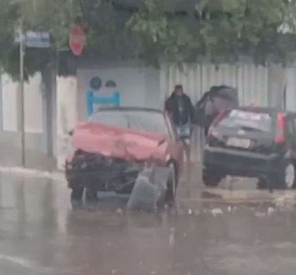 Carros ficam destruídos em acidente violento em Manaus