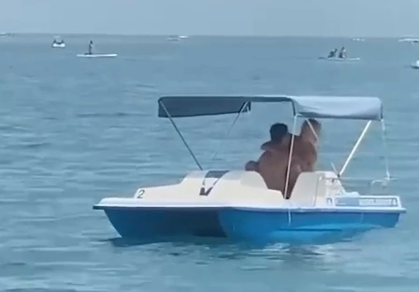 Casal é flagrado fazendo sexo em pedalinho de balneário lotado