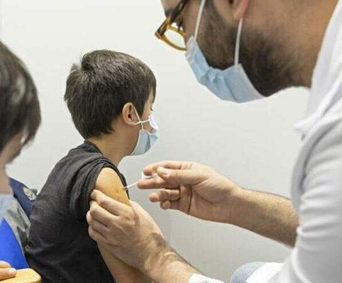 Crianças de 6 a 9 anos começam a ser vacinadas contra a covid-19 em Manaus