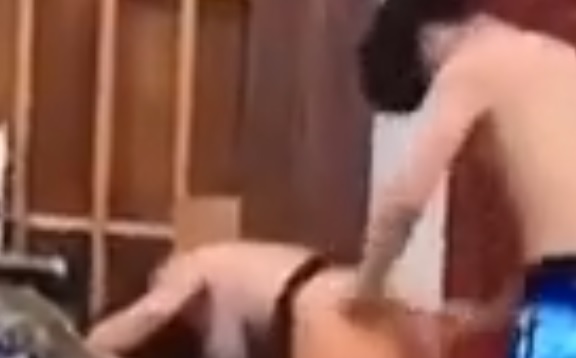 Rico tira calcinha de Solange e deixa peoa nua em A Fazenda