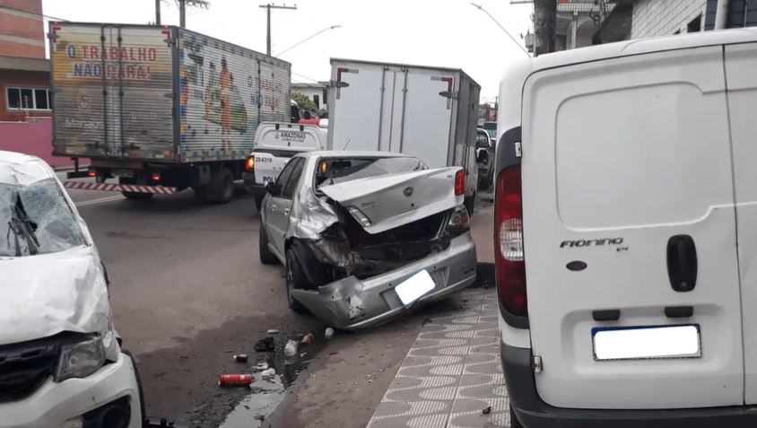 Carros ficam aos pedaços após acidente violento em Manaus