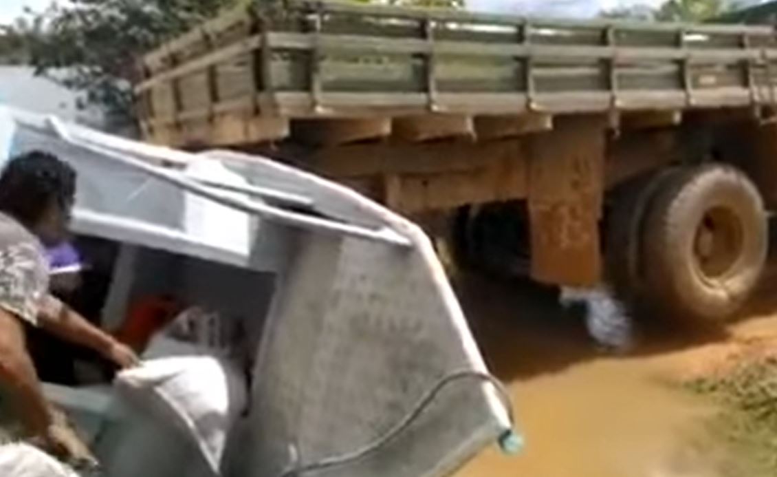 Caminhão perde freio e atinge barco às margens de rio no Amazonas