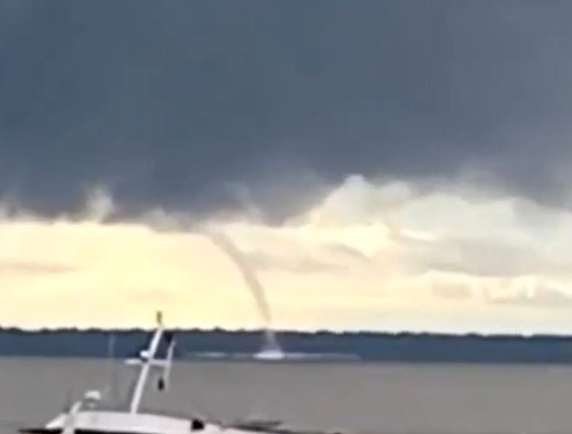 Vídeo mostram tromba d'água gigante no meio de lago no Amazonas