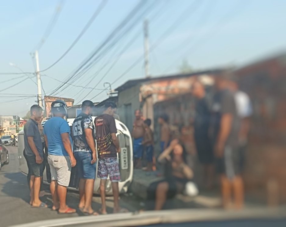 Acidente: Carro capota e deixa feridos em avenida de Manaus