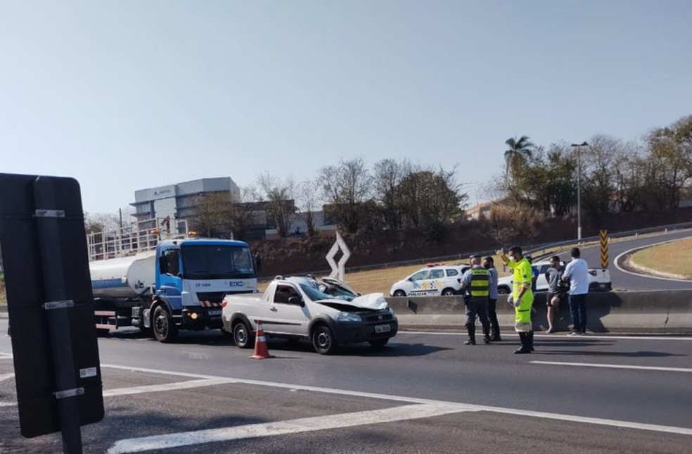 Homem morre após roda de caminhão atingir carro