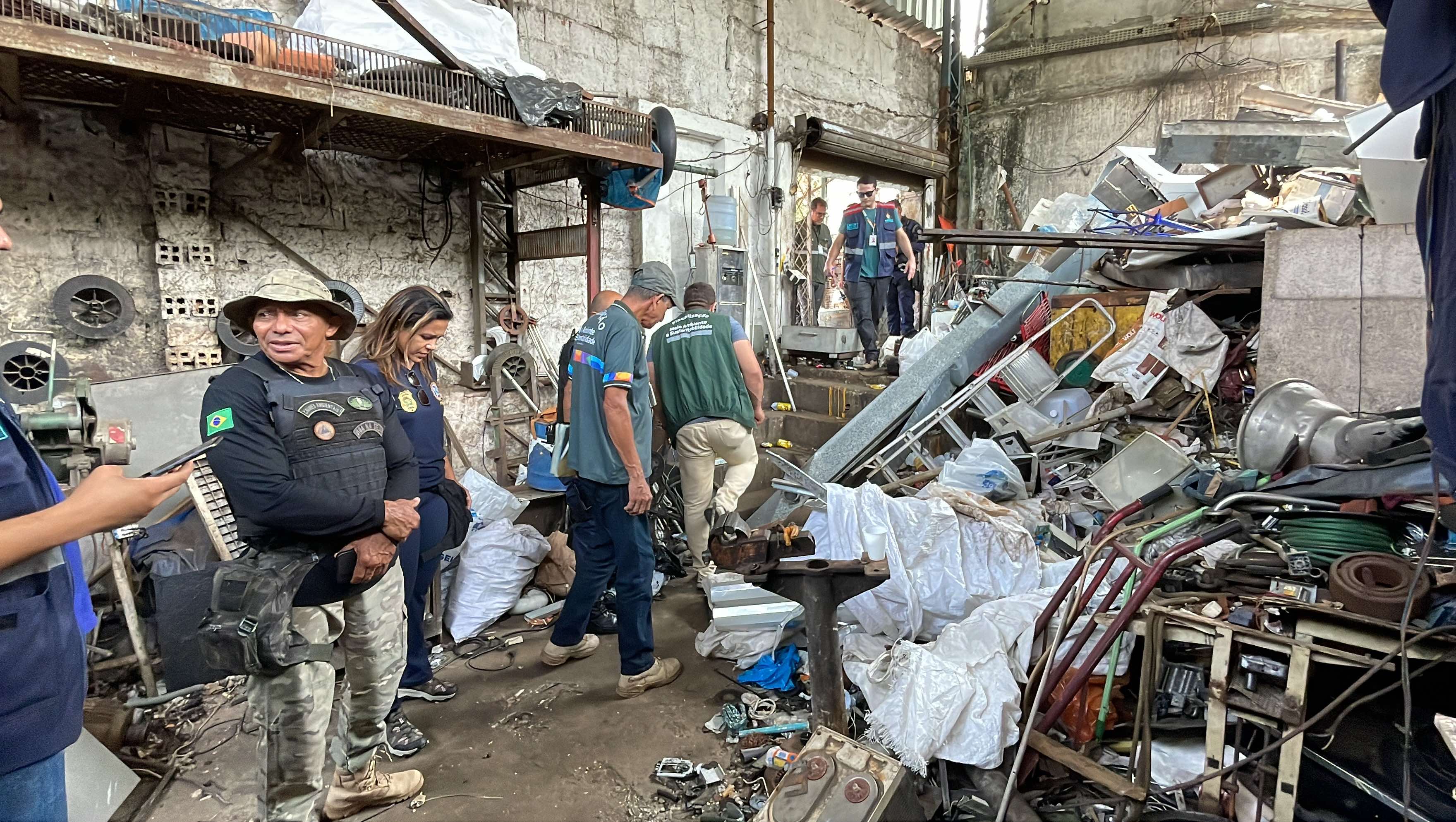 Estabelecimentos de sucatas são autuados em Manaus