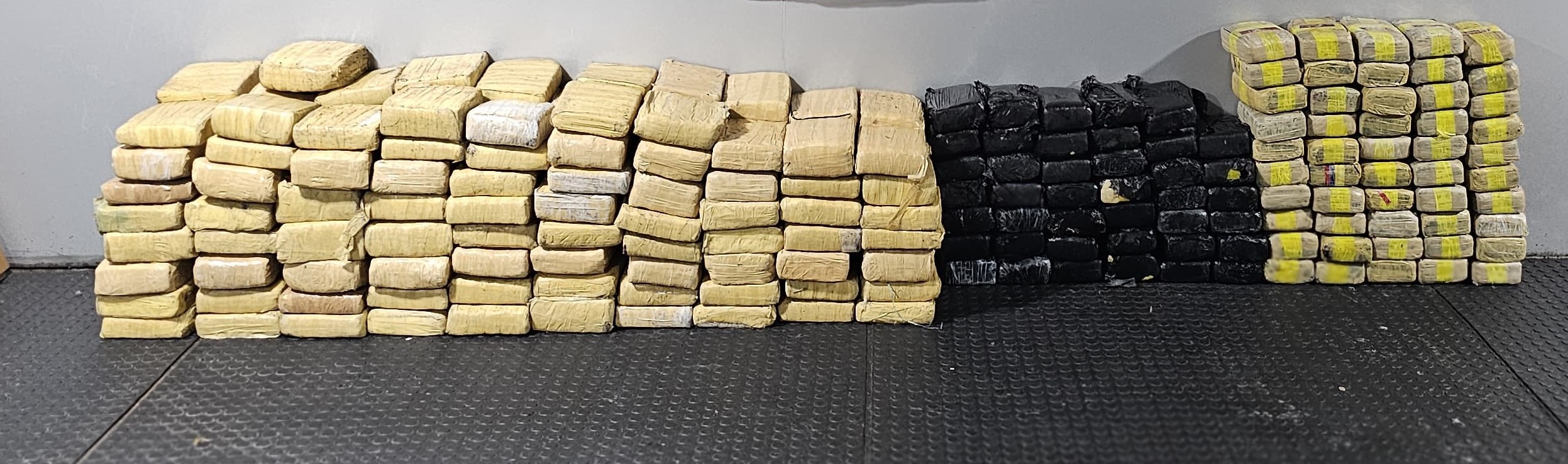 Polícia apreende 250 quilos de maconha em voadeira no Rio Negro
