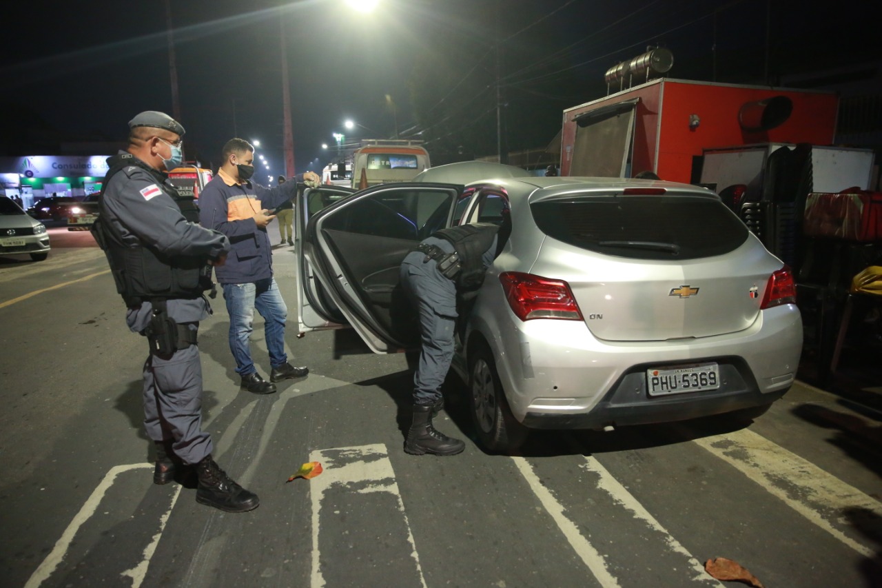 Dupla é presa pela polícia durante toque de recolher em Manaus 